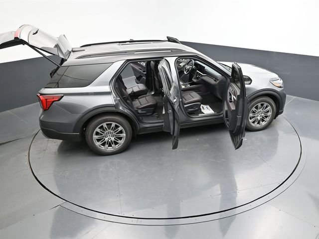 Certified 2025 Ford Explorer Platinum image 40
