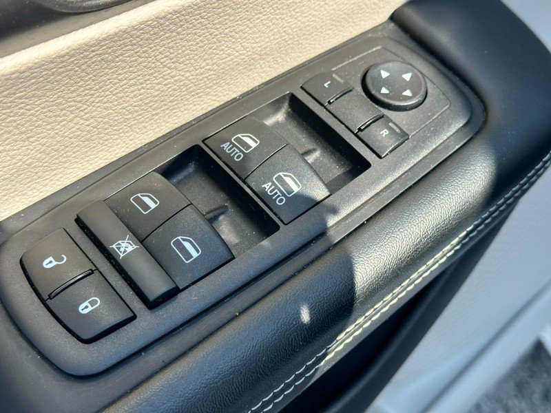 Used 2024 Chrysler Pacifica Touring-L FWD image 17