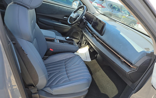 Used 2023 Nissan Ariya AWD/4WD image 6