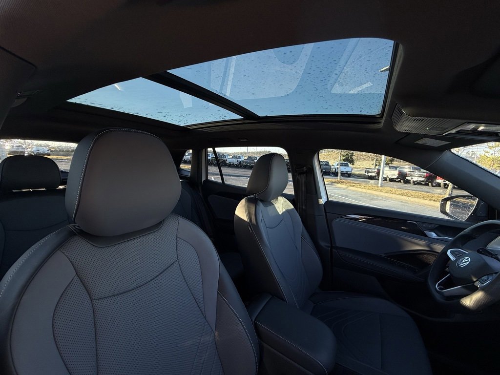 Used 2025 Volkswagen Tiguan SE R-Line image 31