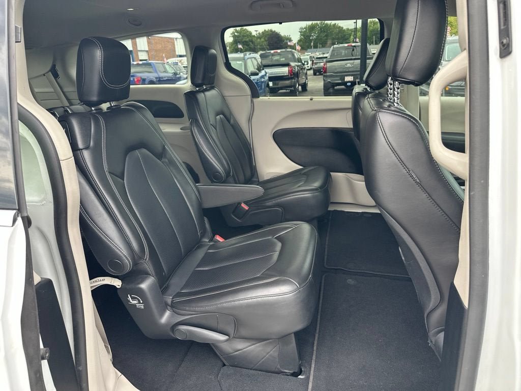 Used 2023 Chrysler Pacifica Touring-L FWD image 11