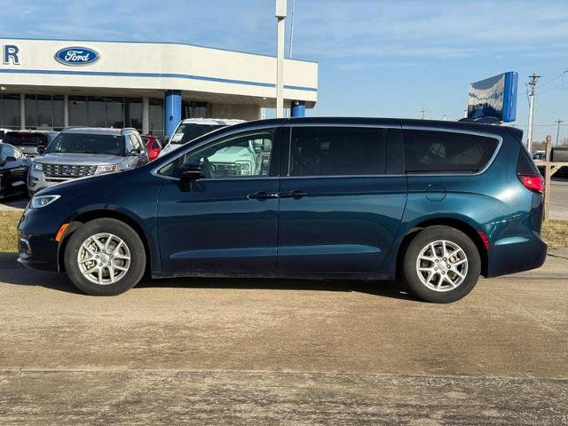 Used 2024 Chrysler Pacifica Touring-L FWD image 2