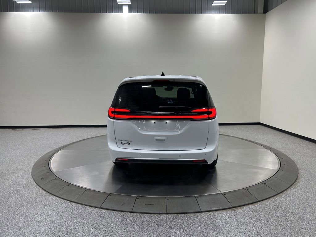 Used 2025 Chrysler Pacifica Select FWD image 7