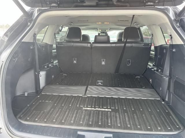 Used 2021 Toyota Highlander XLE image 11