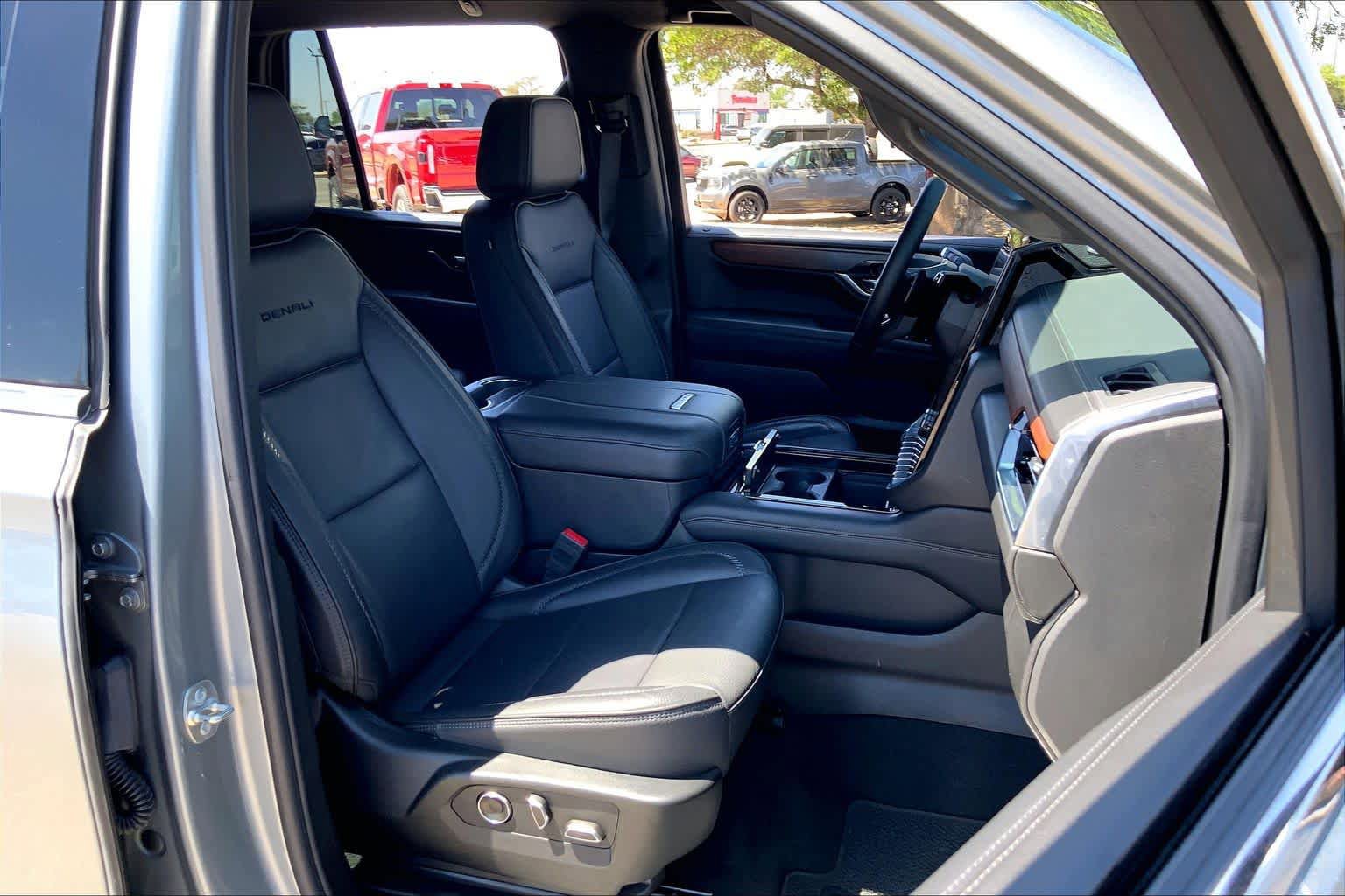 Used 2025 GMC Yukon Denali AWD/4WD image 9