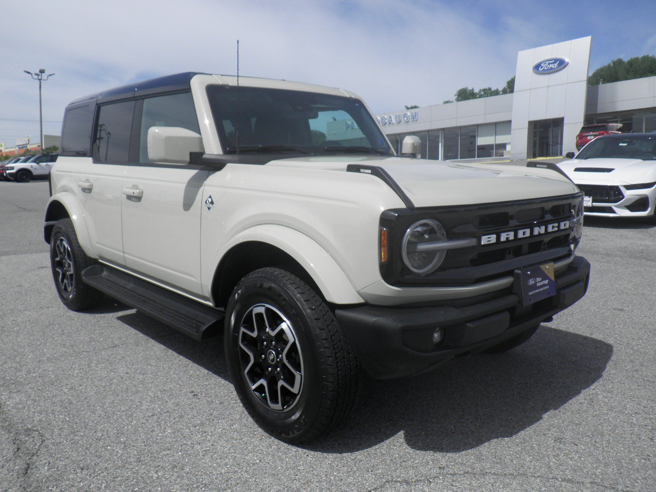 Certified 2025 Ford Bronco Outer Banks AWD/4WD image 1