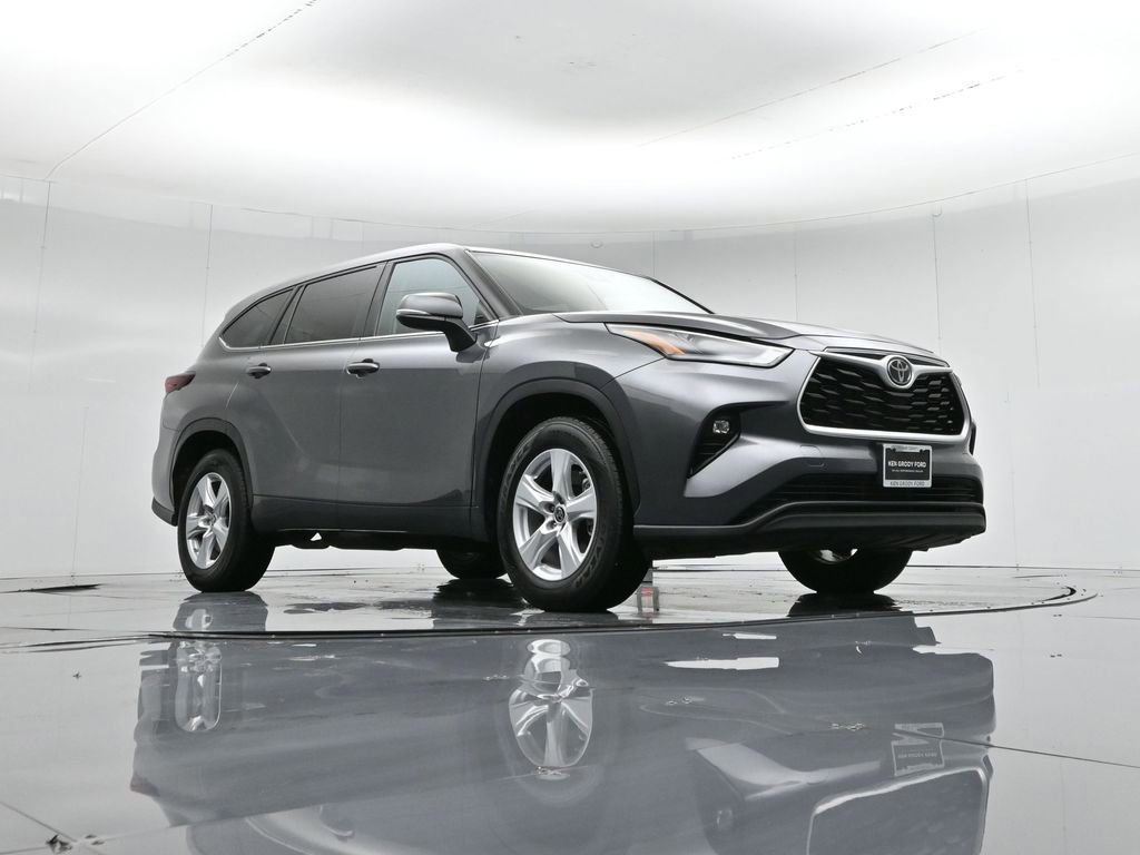 Used 2024 Toyota Highlander LE image 5