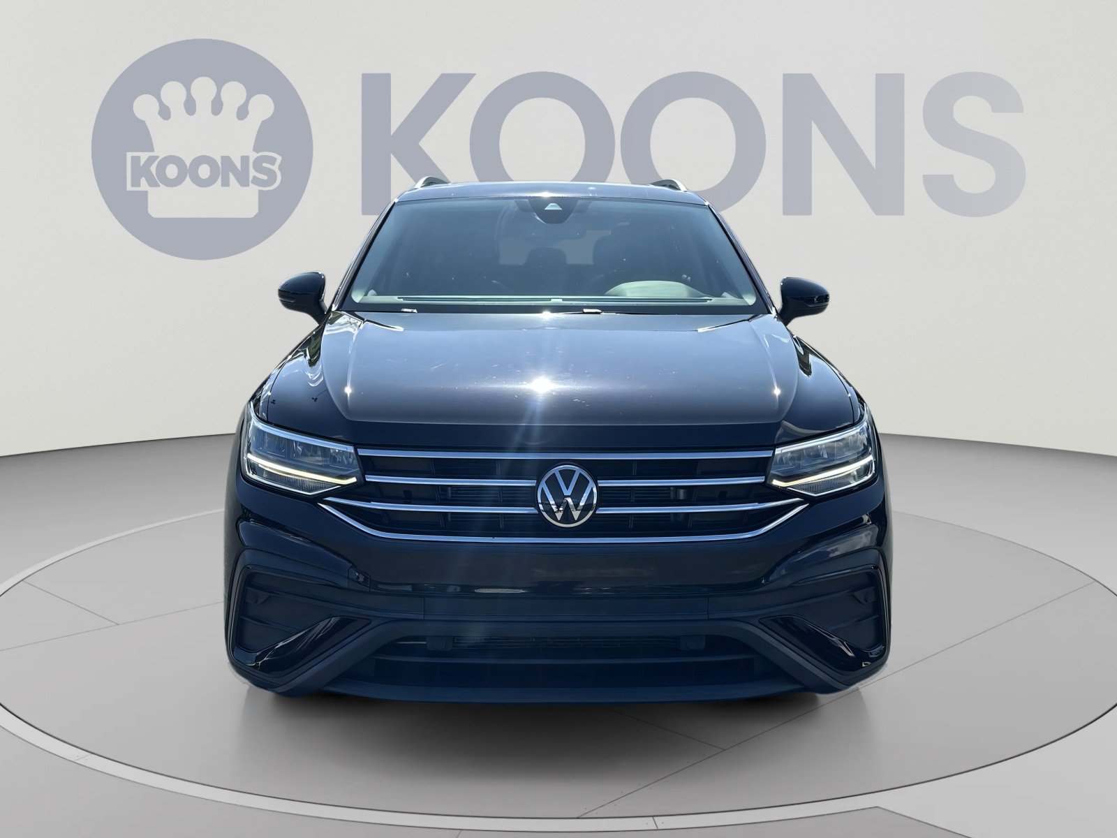 Used 2022 Volkswagen Tiguan SE w/ Panoramic Sunroof Package FWD image 4