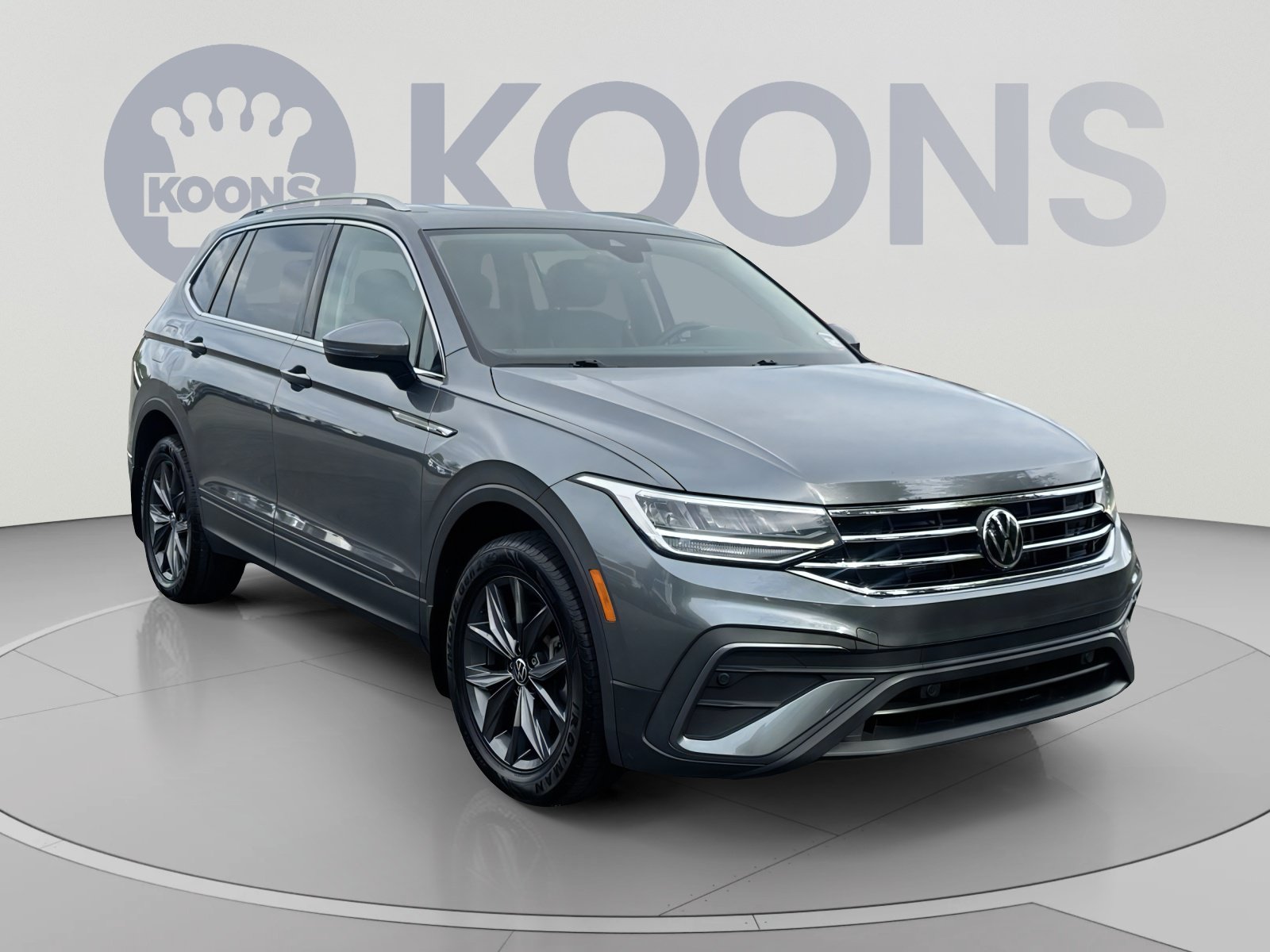 Used 2023 Volkswagen Tiguan SE w/ Panoramic Sunroof Package AWD/4WD image 2