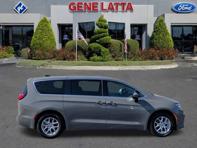 Used 2023 Chrysler Pacifica Touring-L FWD image 6
