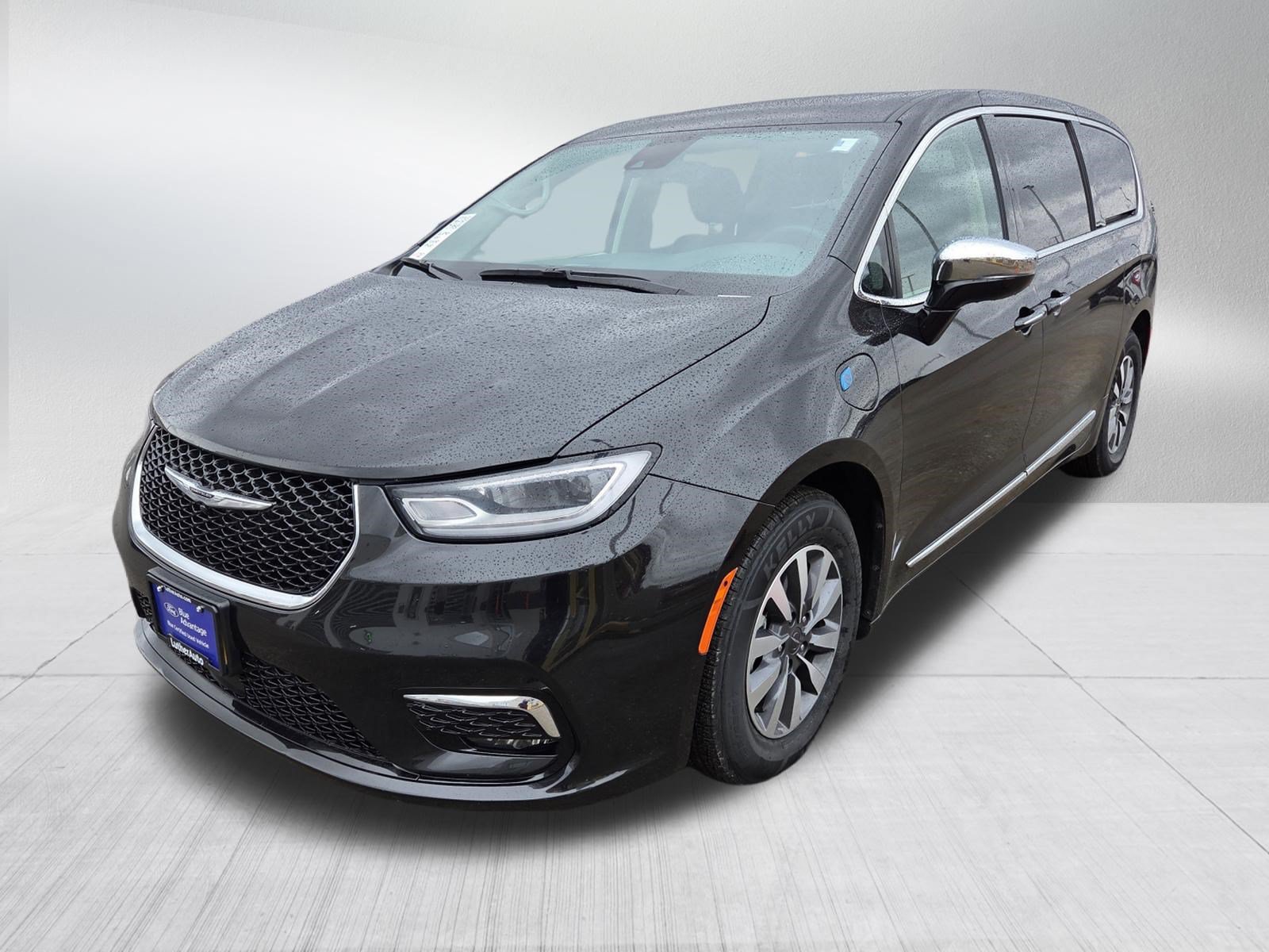 Used 2023 Chrysler Pacifica Limited FWD image 3
