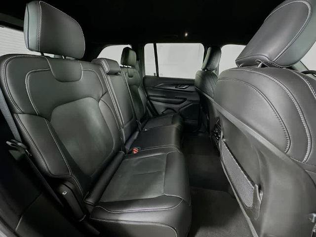 Used 2025 Jeep Grand Cherokee Altitude AWD/4WD image 31
