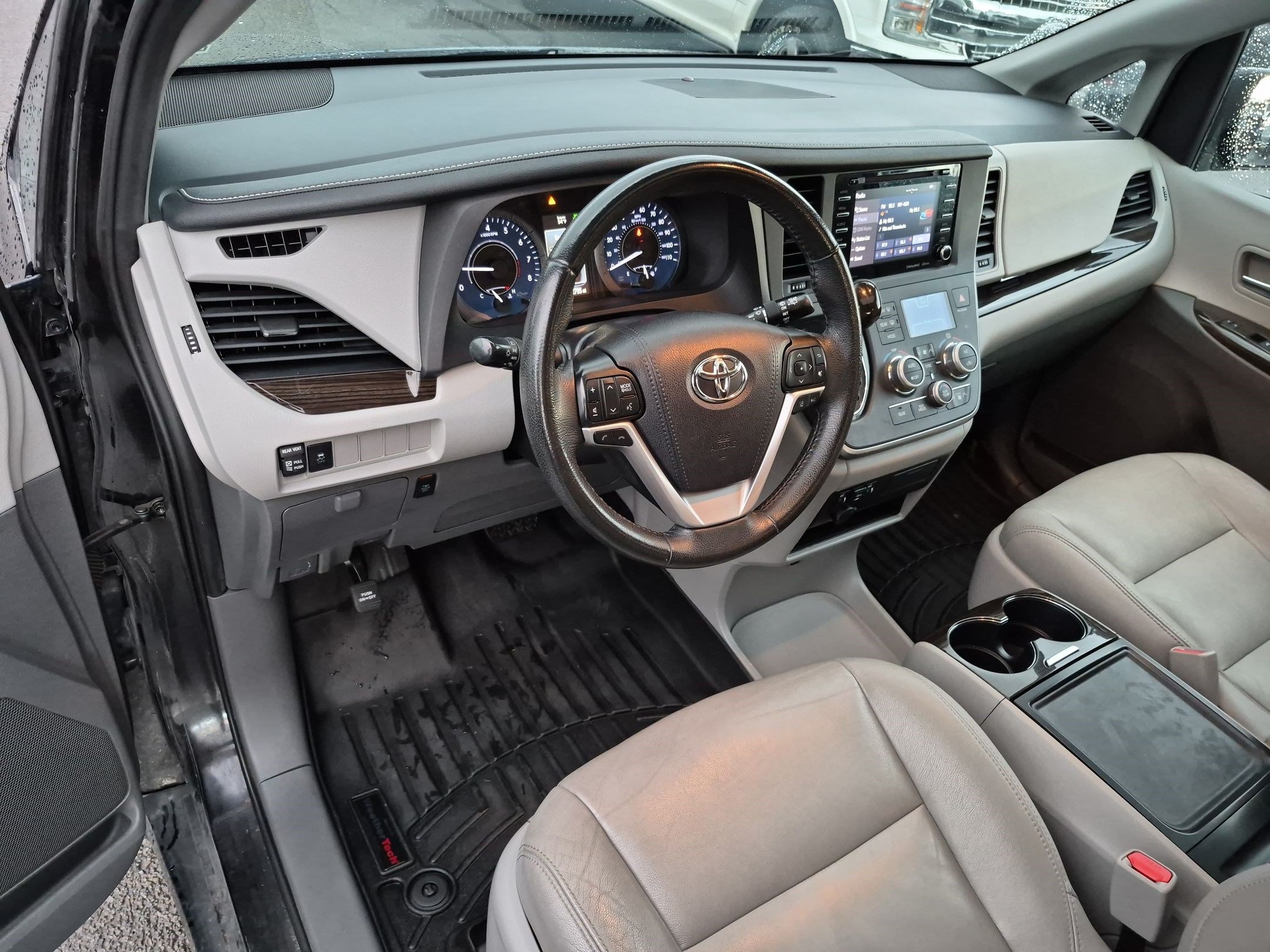 Used 2020 Toyota Sienna XLE FWD image 17