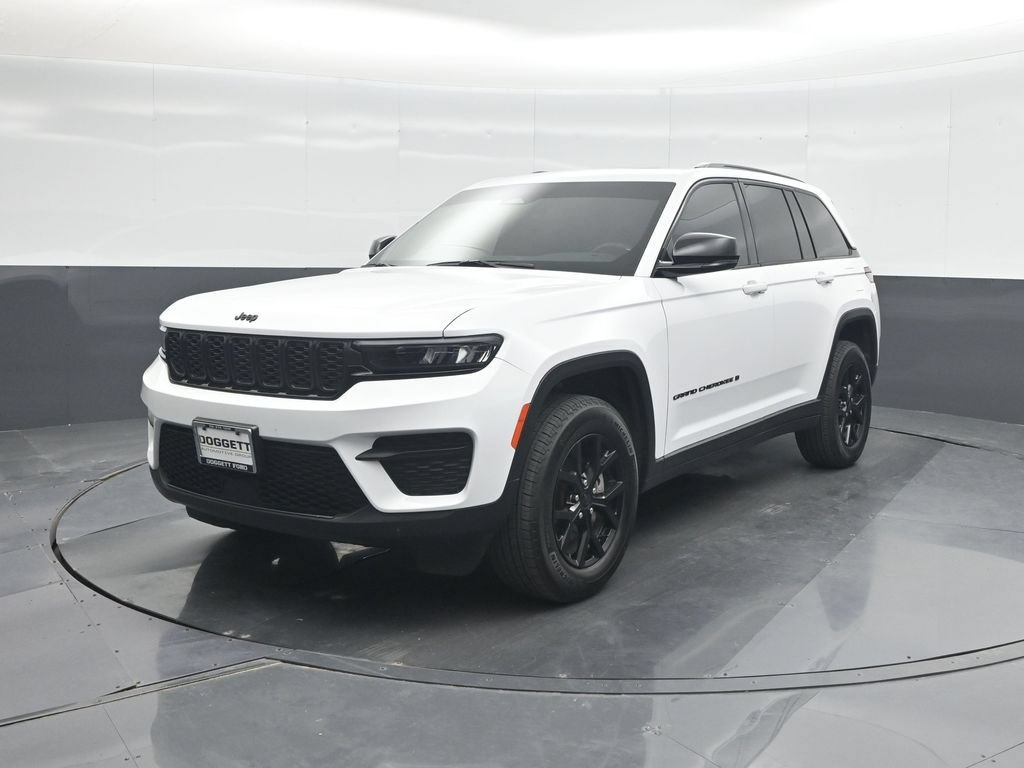 Used 2025 Jeep Grand Cherokee Altitude RWD image 1