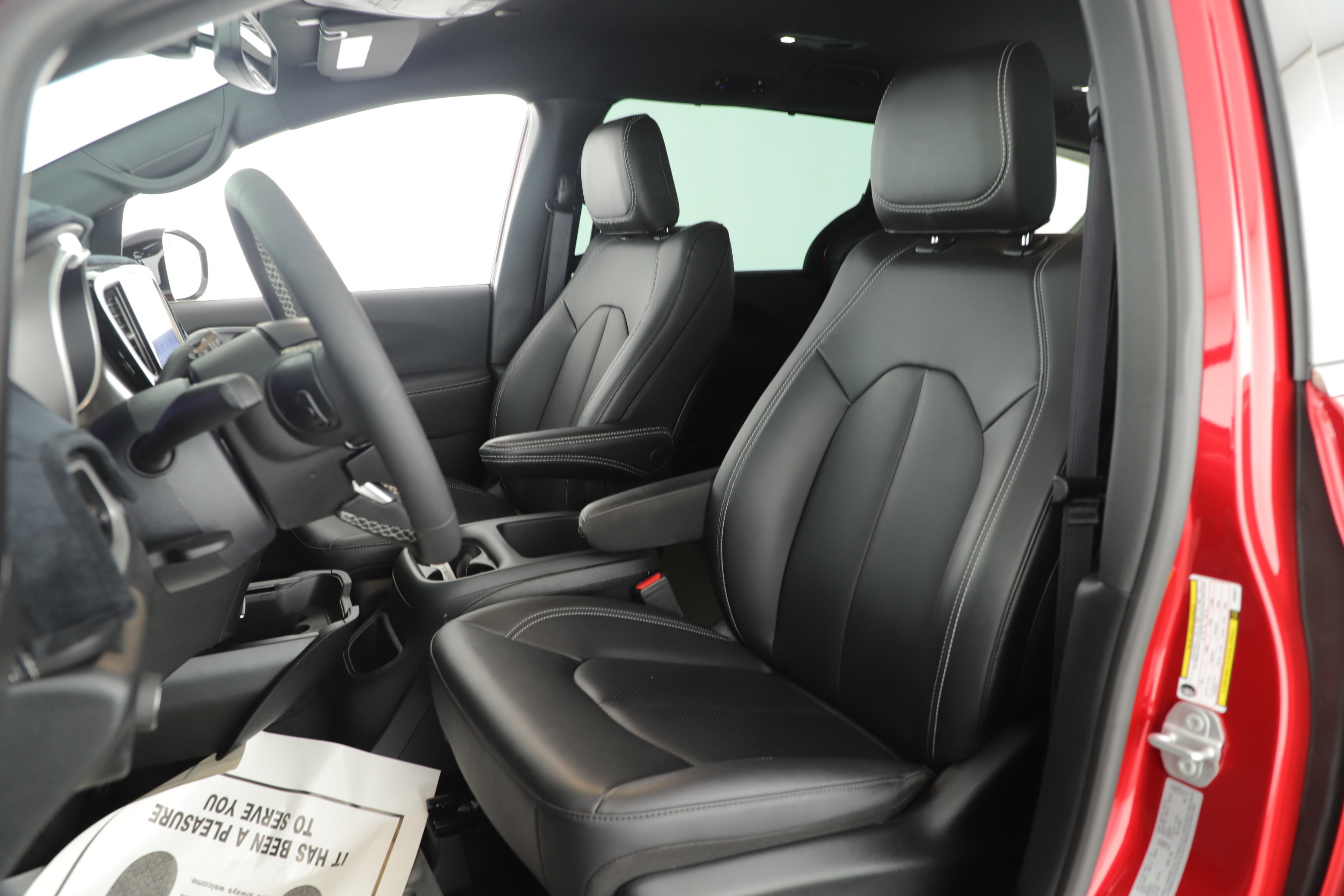 Used 2025 Chrysler Pacifica Select image 10