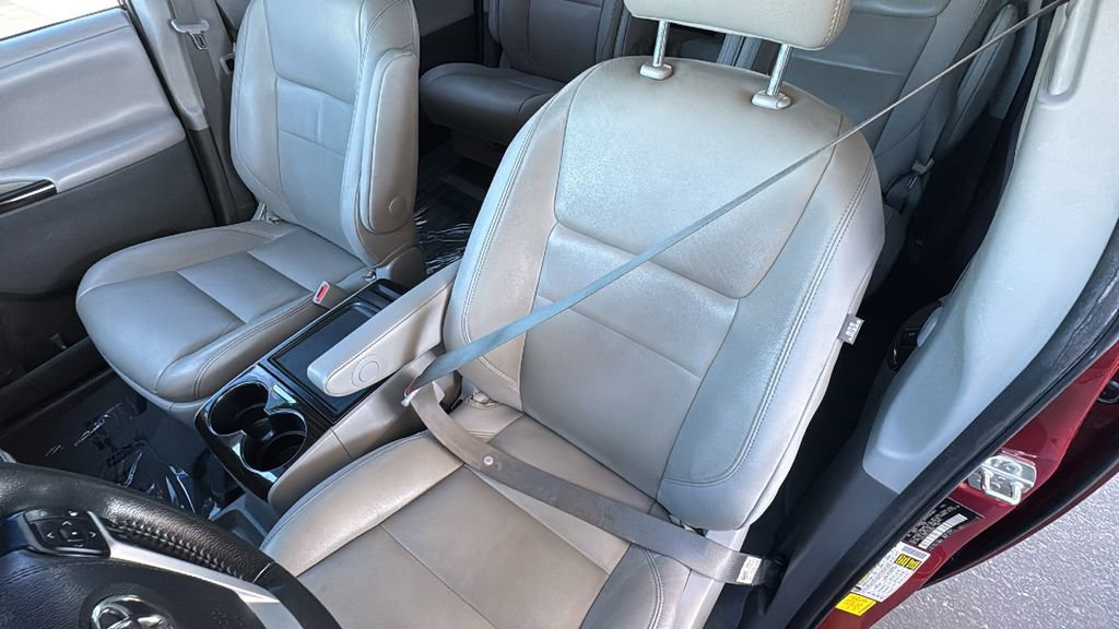 Used 2020 Toyota Sienna XLE w/ XLE Navigation Package image 22