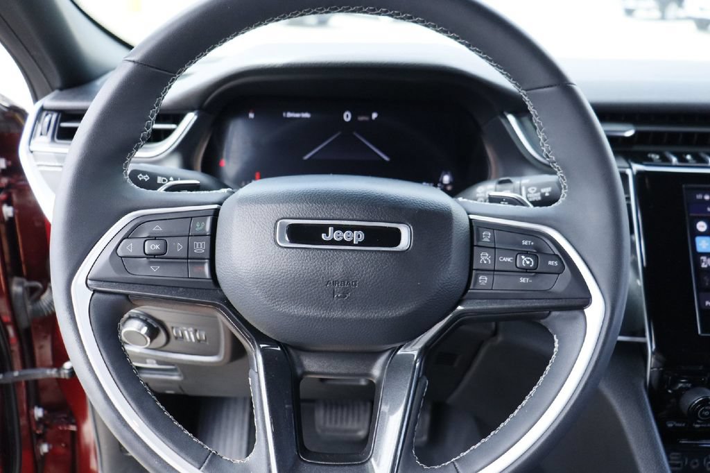 Used 2023 Jeep Grand Cherokee Laredo RWD image 6