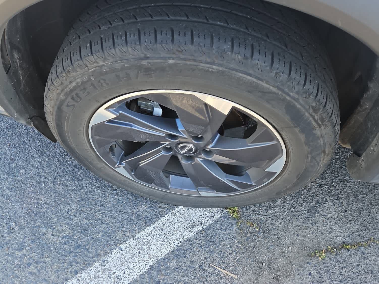 Used 2024 Nissan Rogue SV image 3