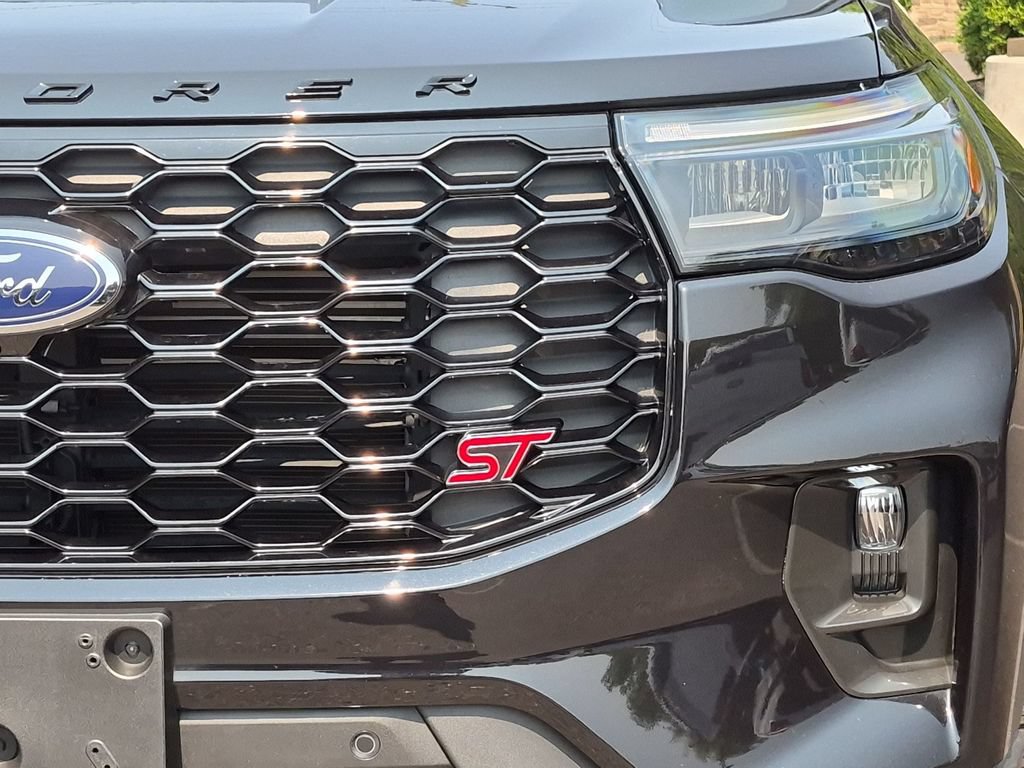 Certified 2025 Ford Explorer ST AWD/4WD image 4