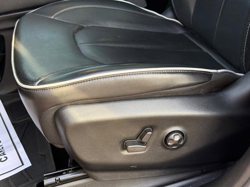 Used 2023 Chrysler Pacifica Limited w/ S Appearance Package image 27