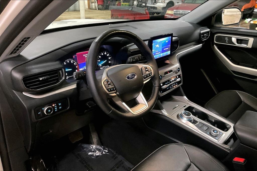 Certified 2020 Ford Explorer XLT w/ Equipment Group 202A AWD/4WD image 13
