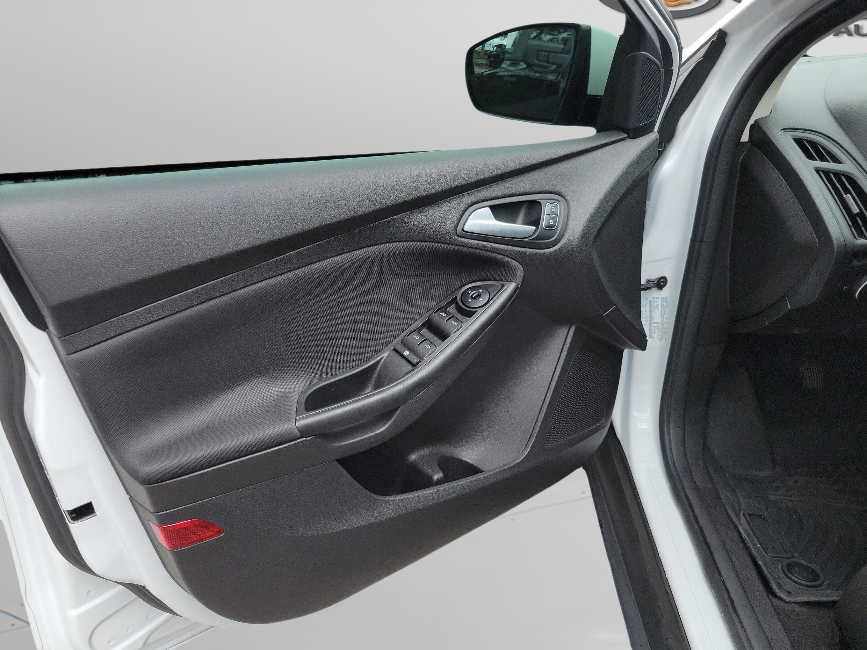 Certified 2017 Ford Focus SE FWD image 14