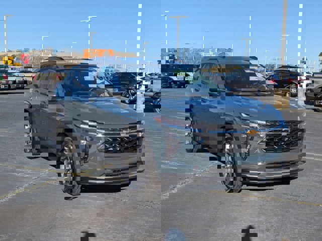 Used 2025 Chevrolet Trax LT w/ Driver Confidence Package image 9