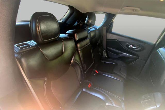 Used 2019 Jeep Cherokee Latitude Plus w/ Cold Weather Group AWD/4WD image 19