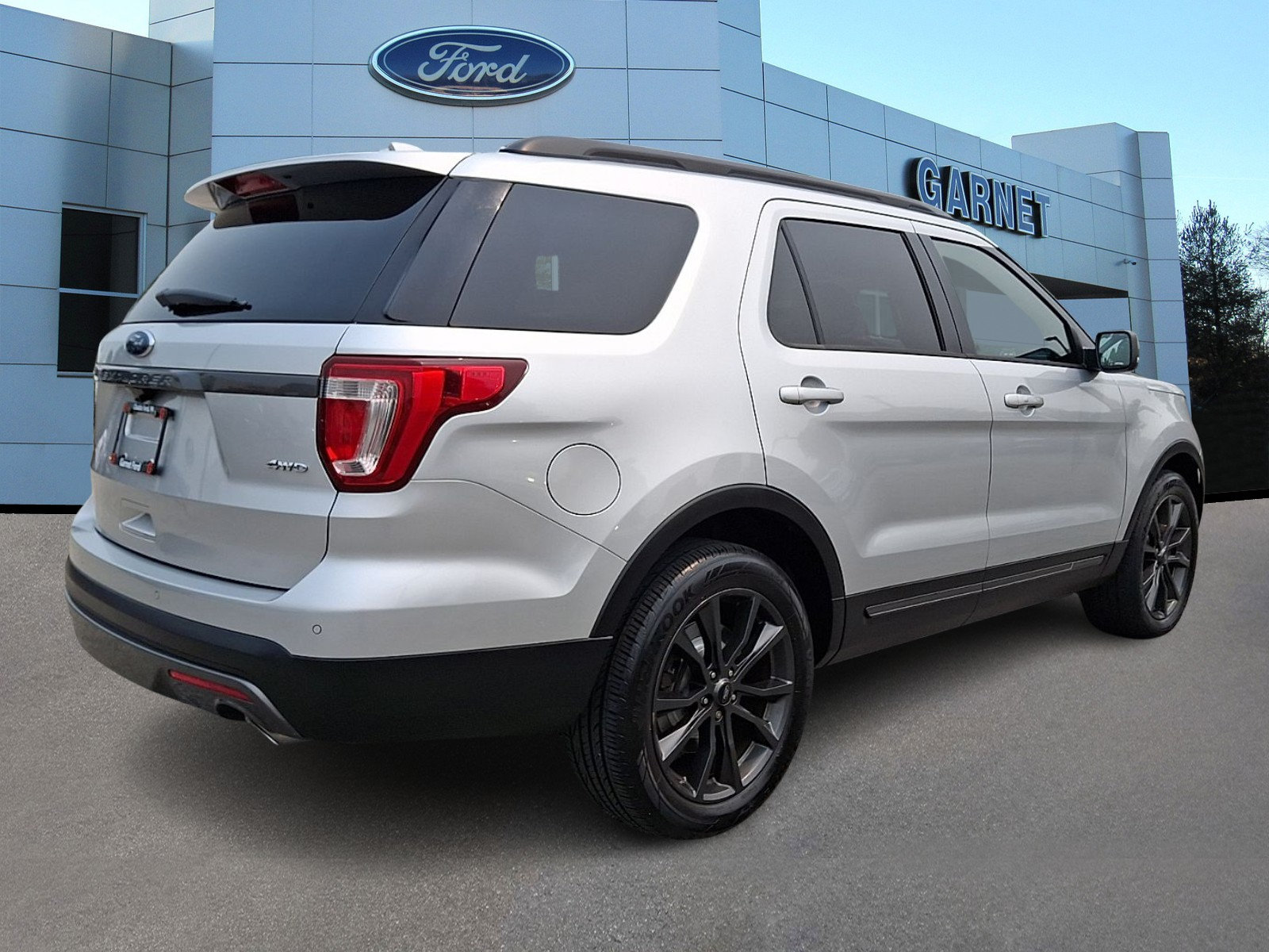 Certified 2017 Ford Explorer XLT w/ Equipment Group 202A AWD/4WD image 8