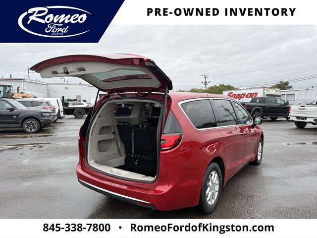 Used 2024 Chrysler Pacifica Touring-L FWD image 29