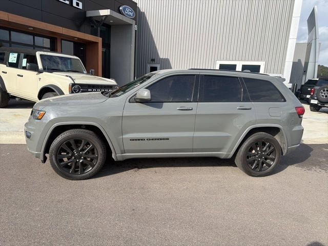 Used 2020 Jeep Grand Cherokee Altitude image 2