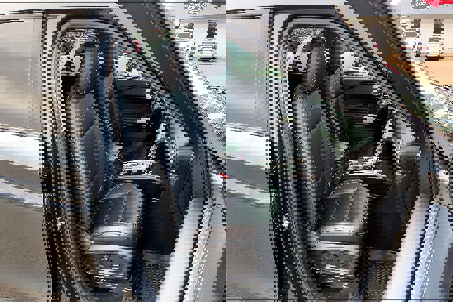 Certified 2022 Ford Explorer XLT w/ Equipment Group 202A image 10