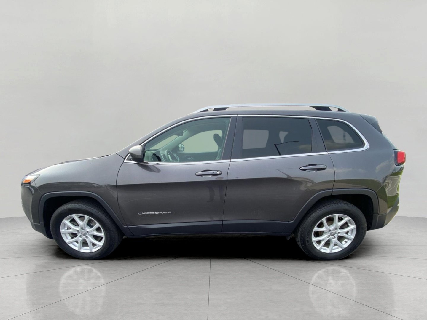Used 2018 Jeep Cherokee Latitude Plus w/ Cold Weather Group AWD/4WD image 7