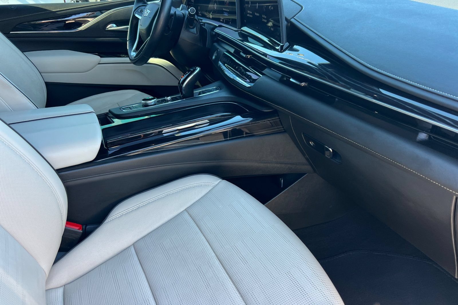 Used 2023 Cadillac Escalade Sport w/ LPO, ONYX Package AWD/4WD image 19