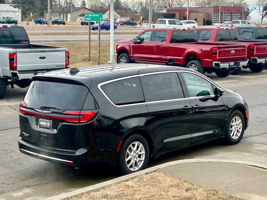 Used 2025 Chrysler Pacifica Select image 3