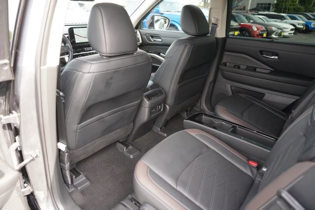 Used 2024 Nissan Pathfinder Platinum FWD image 12