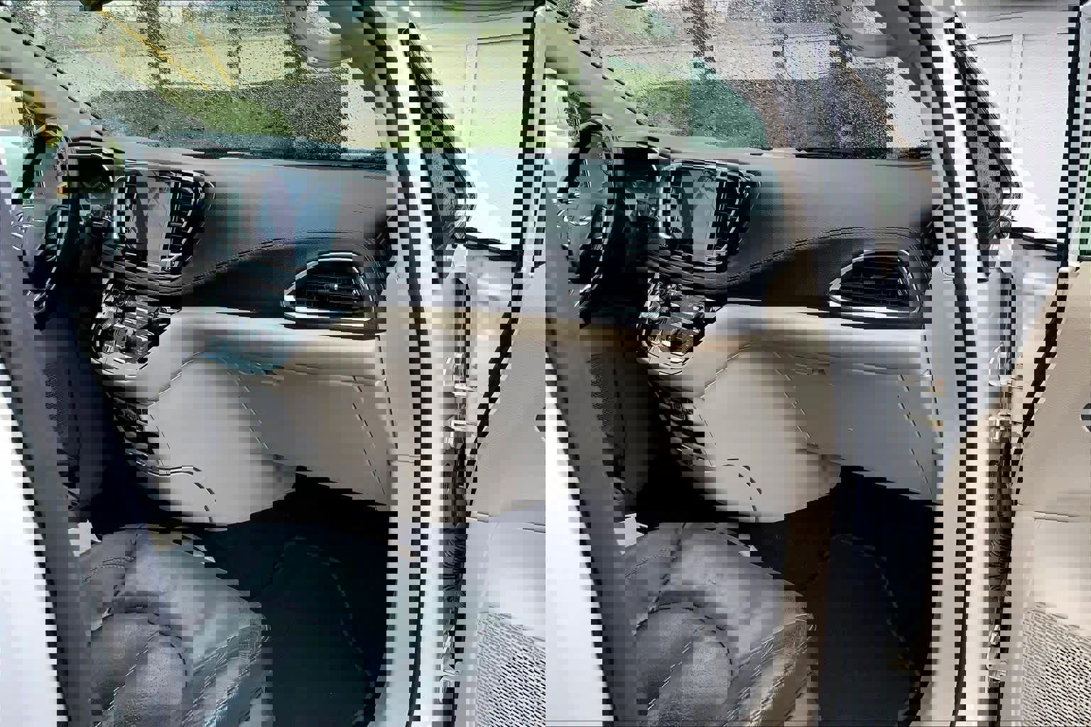 Used 2021 Chrysler Pacifica Touring-L image 23