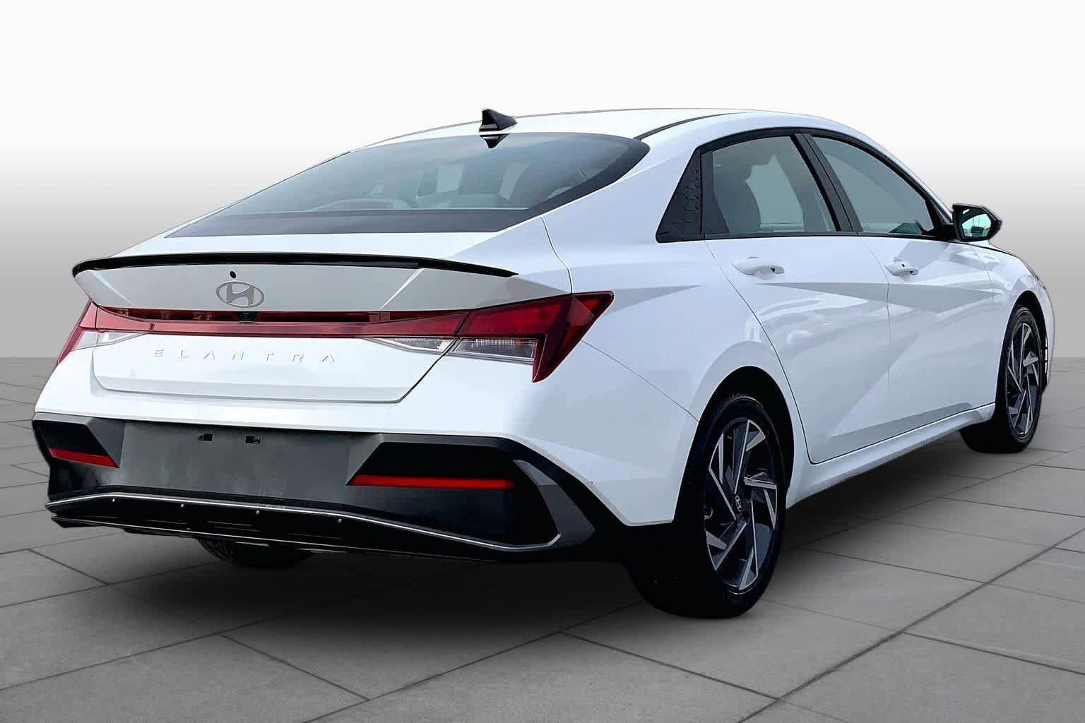 Used 2025 Hyundai Elantra Sport FWD image 12