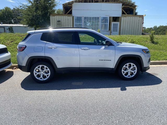 Used 2024 Jeep Compass Latitude AWD/4WD image 8