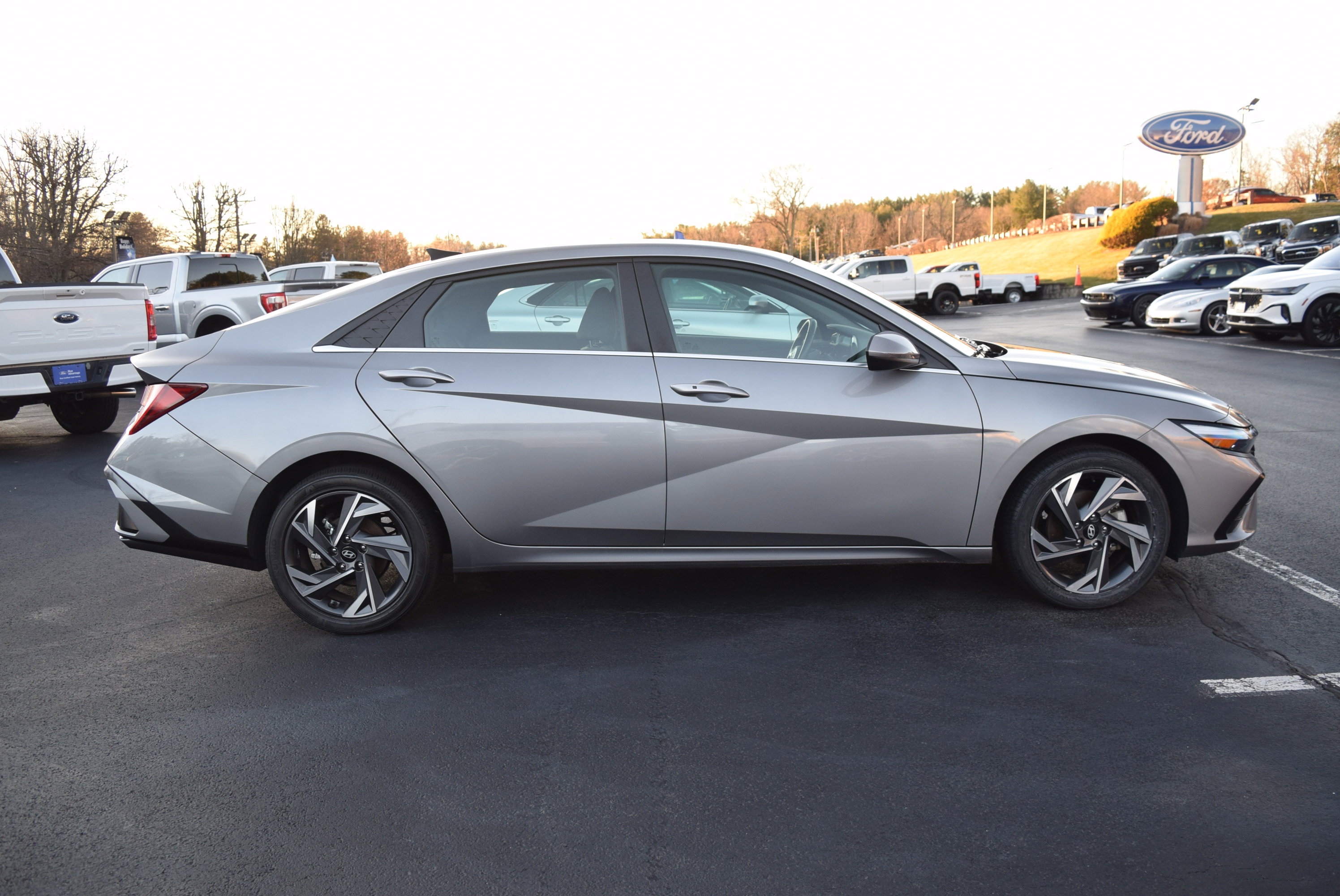 Used 2024 Hyundai Elantra SEL w/ Convenience Package image 3