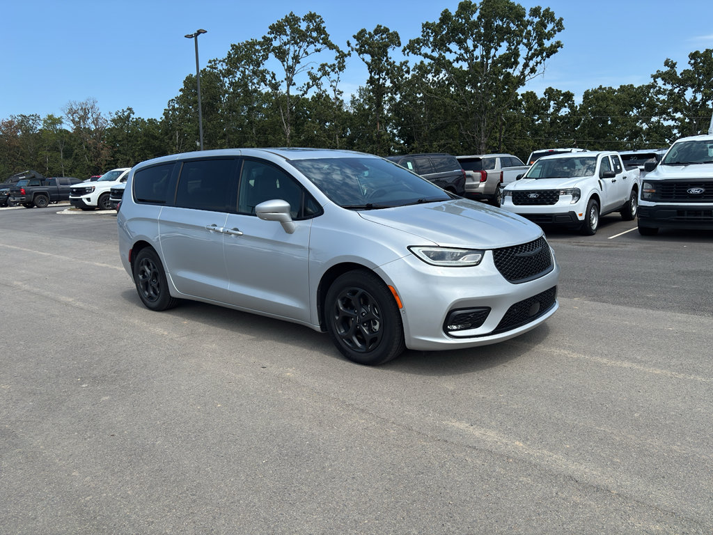 Used 2022 Chrysler Pacifica Limited w/ S Appearance Package FWD image 4