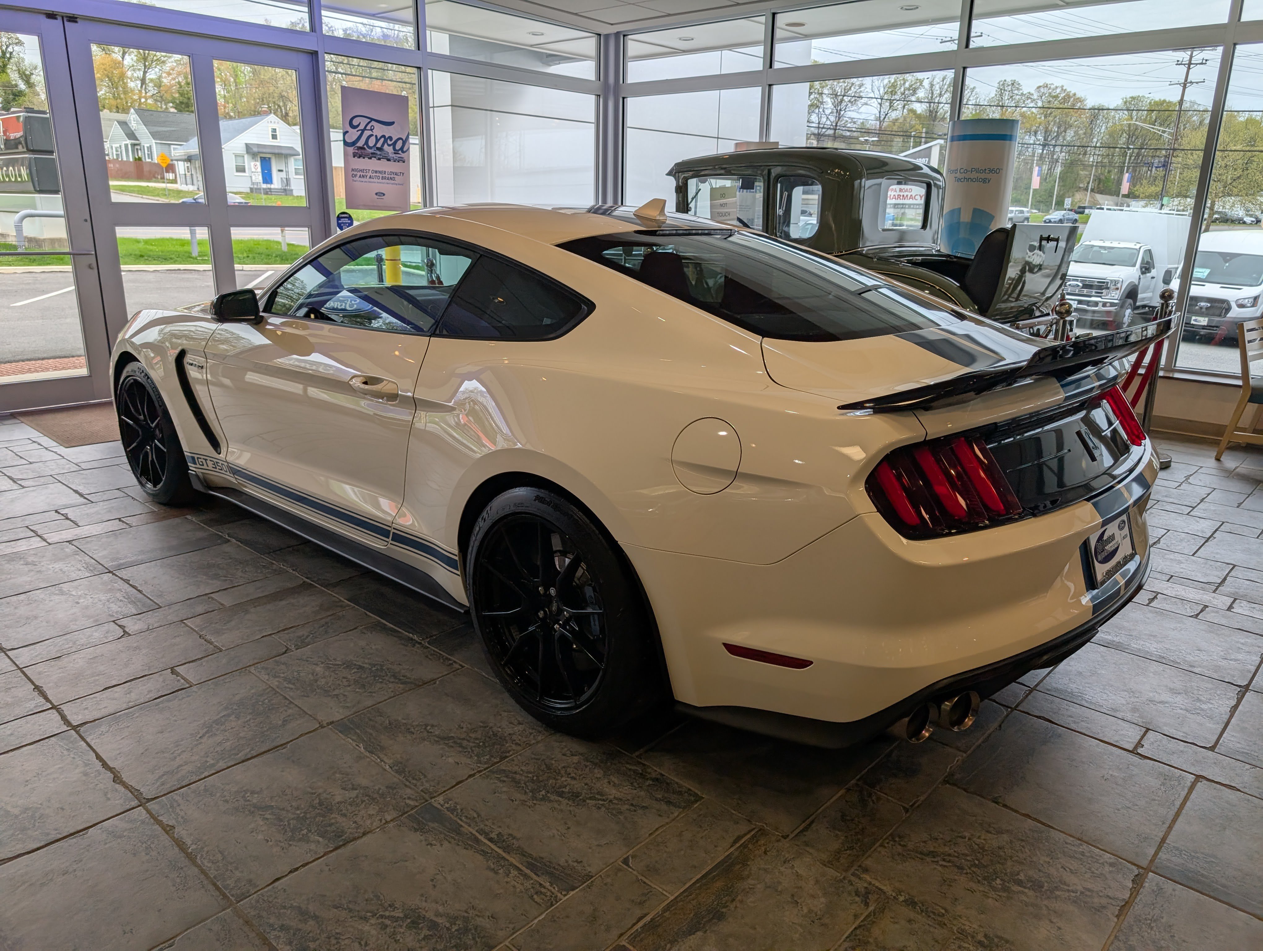 Certified 2020 Ford Mustang Shelby GT350 w/ Technology Package RWD image 3
