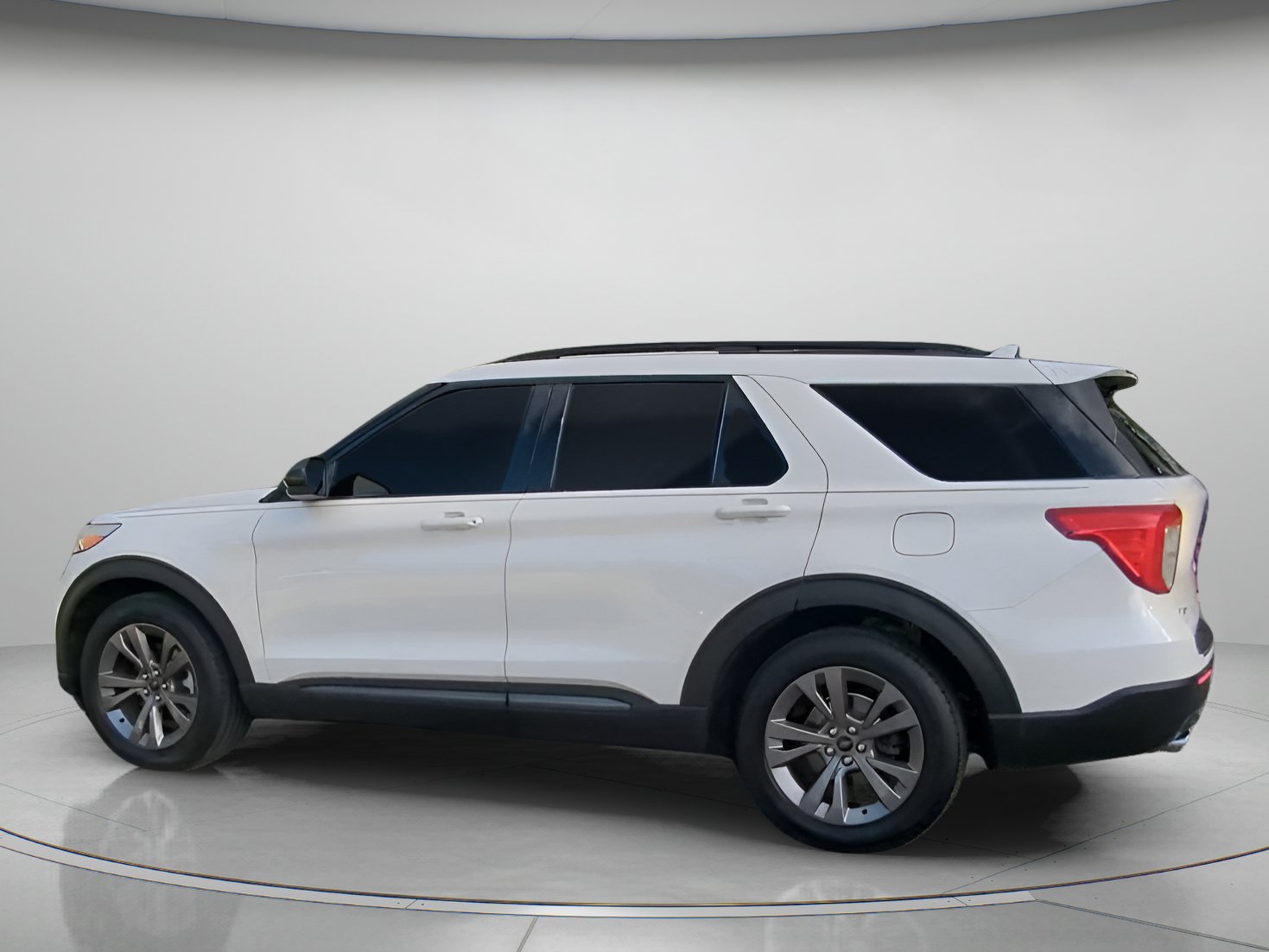 Certified 2022 Ford Explorer XLT w/ Equipment Group 202A RWD image 18