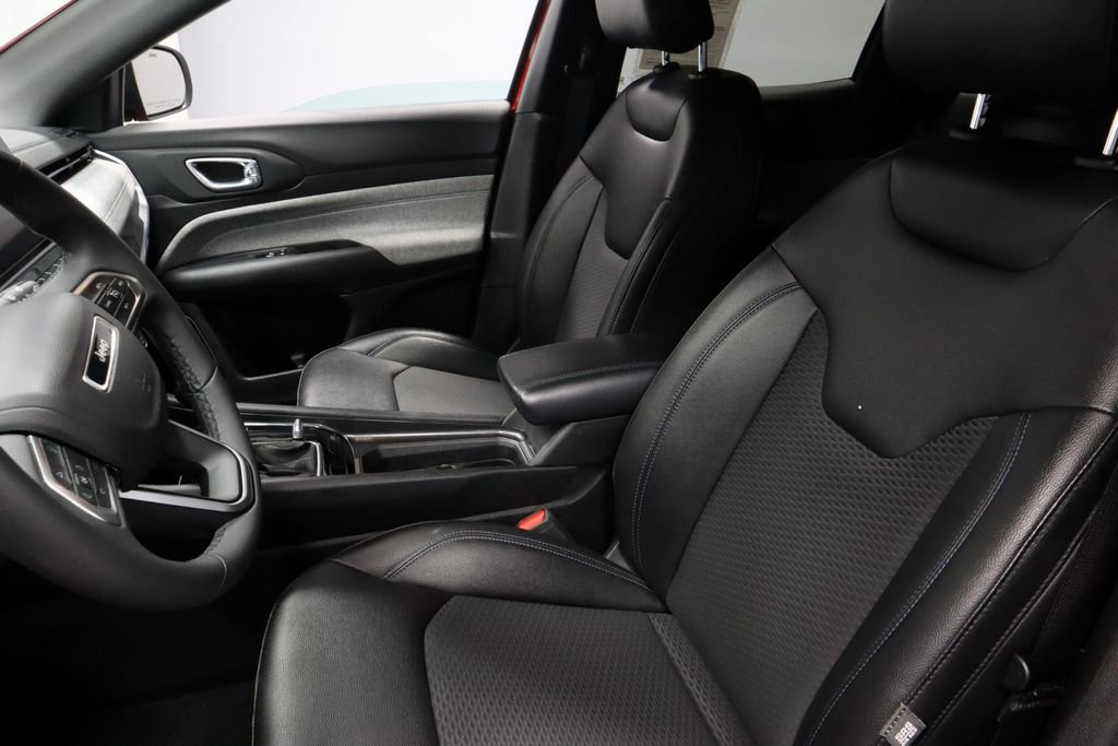 Used 2025 Jeep Compass Latitude image 25