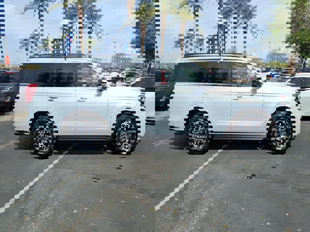 Certified 2025 Ford Expedition Active image 3
