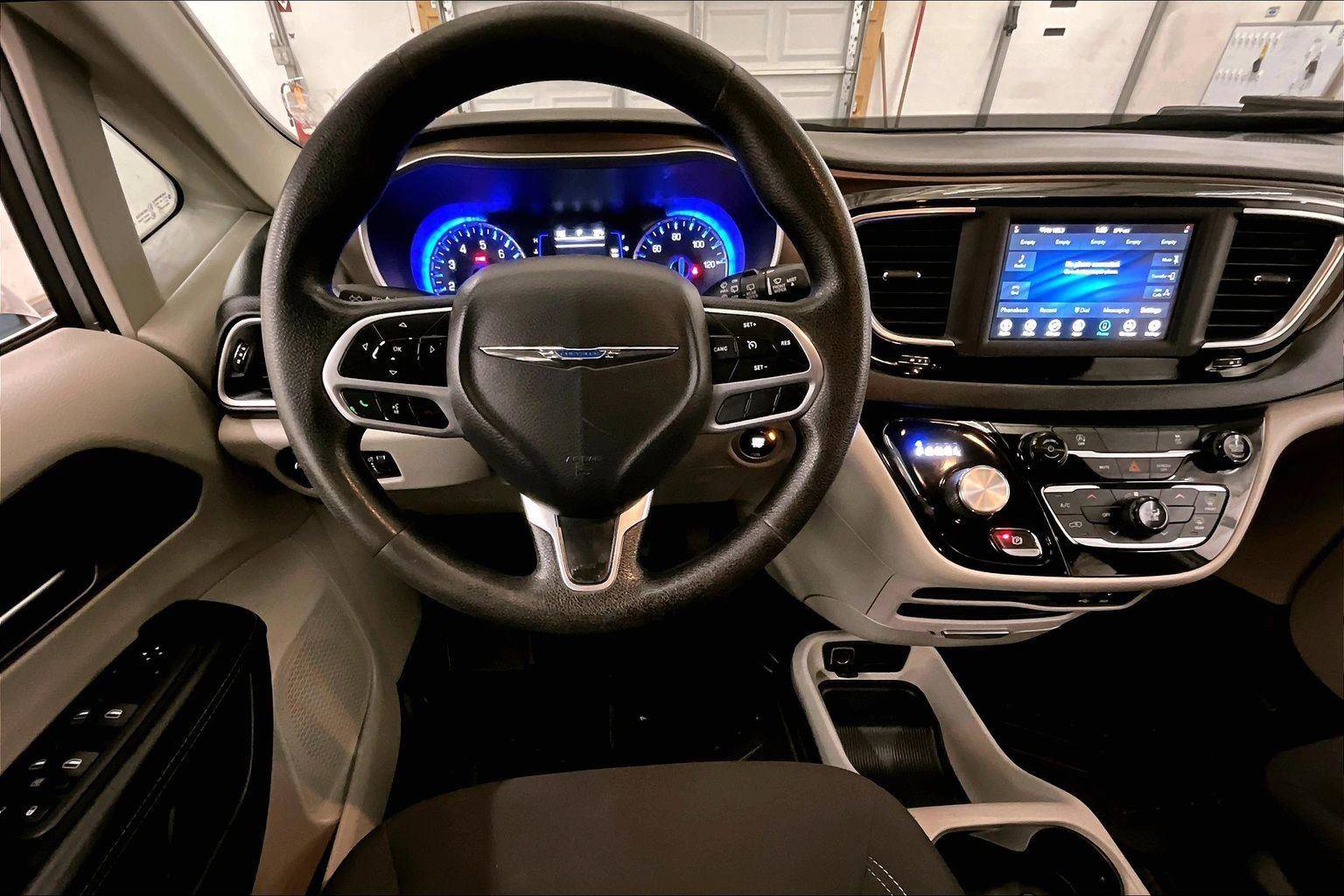 Used 2020 Chrysler Voyager L image 5