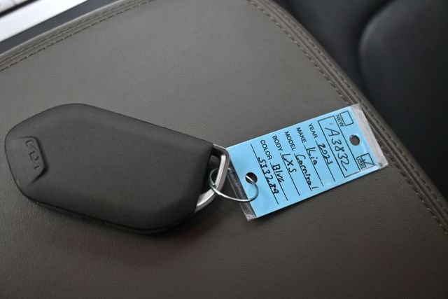 Used 2025 Kia Carnival FWD image 21