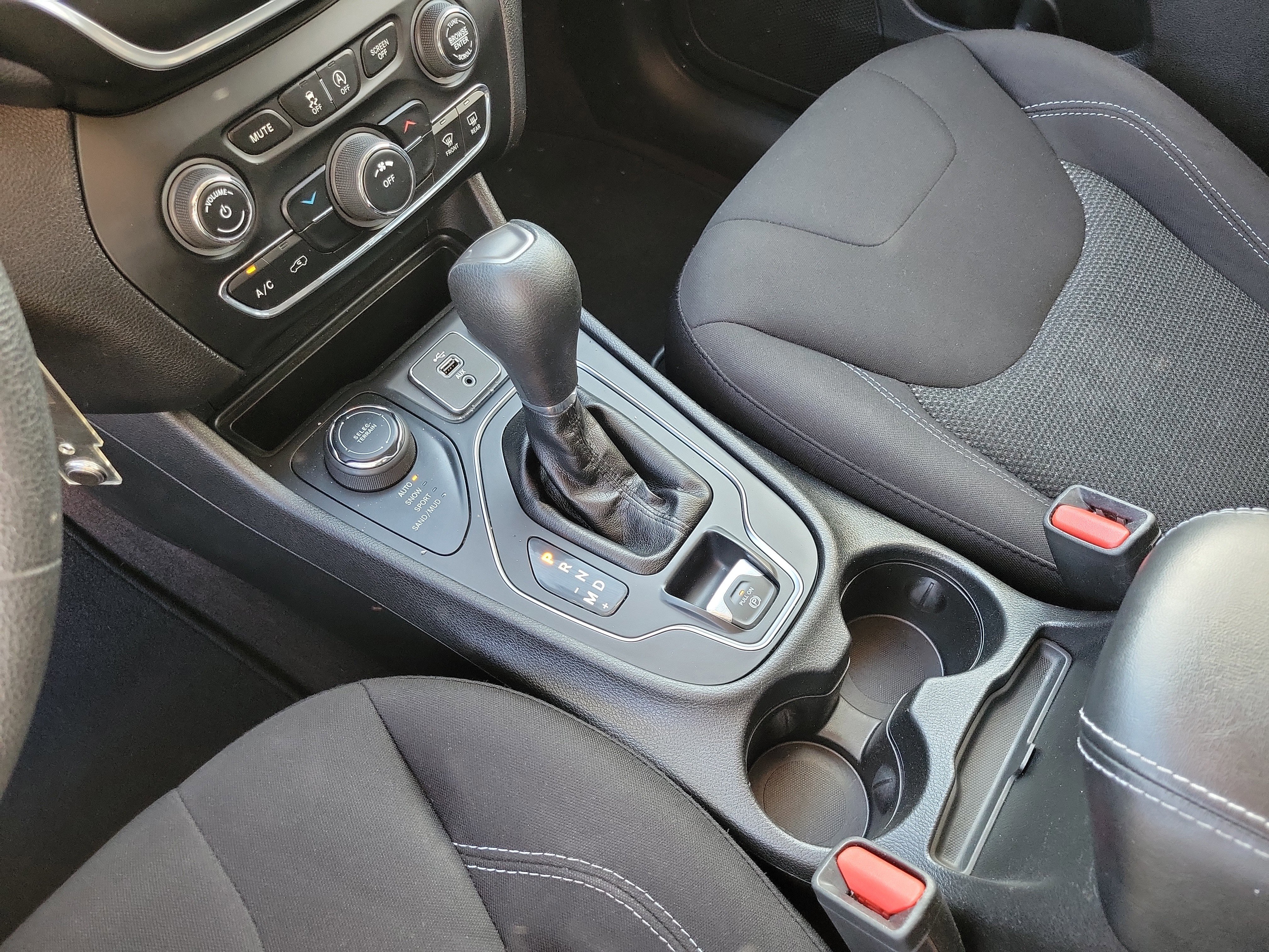 Used 2019 Jeep Cherokee Latitude w/ Popular Appearance Group image 9