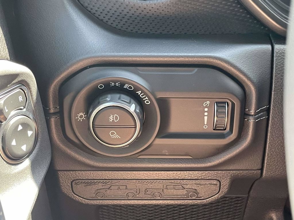 Used 2025 Jeep Gladiator Rubicon w/ Convenience Group AWD/4WD image 26