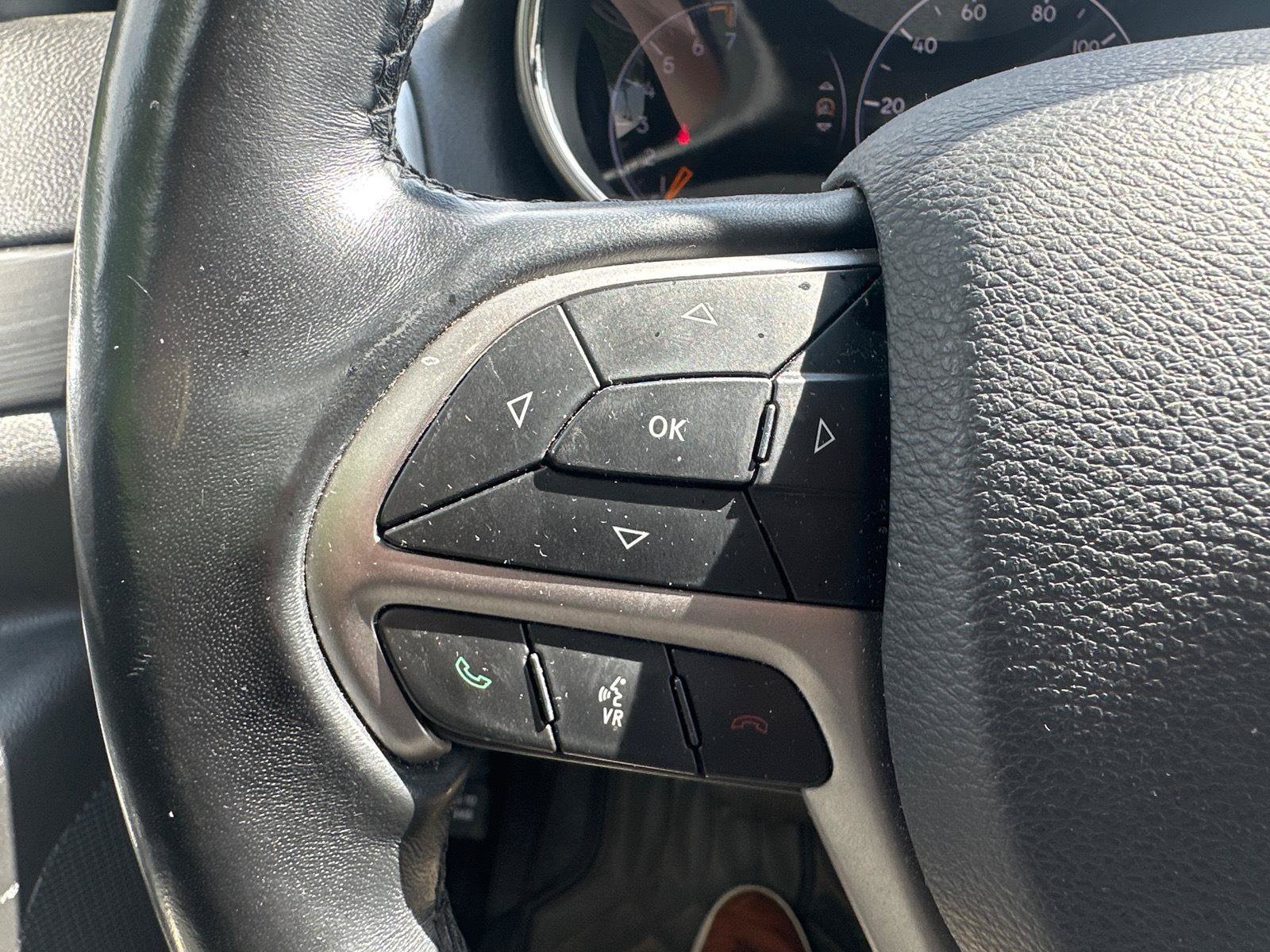 Used 2020 Jeep Grand Cherokee Laredo AWD/4WD image 17